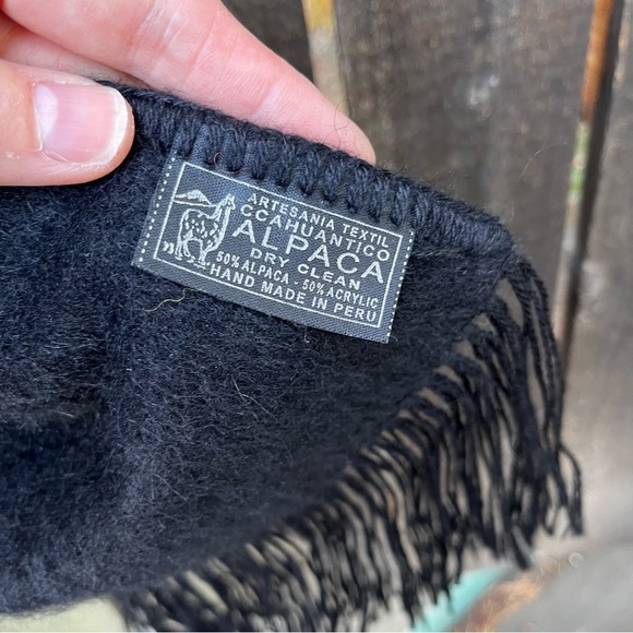 Artesania Textil Ccahuantico Alpaca Wool Black Fringed Scarf - Picture 3 of 13
